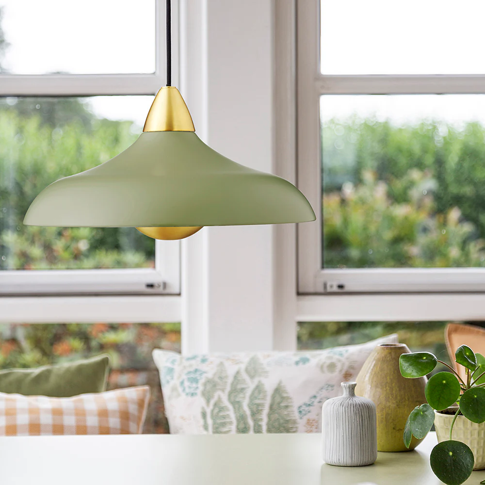 Urban Wide Ø36 Olivengrønn Taklampe Fra Superliving - Perfekt for å gi hjemmet ditt et moderne preg med elementer av tidløs eleganse.