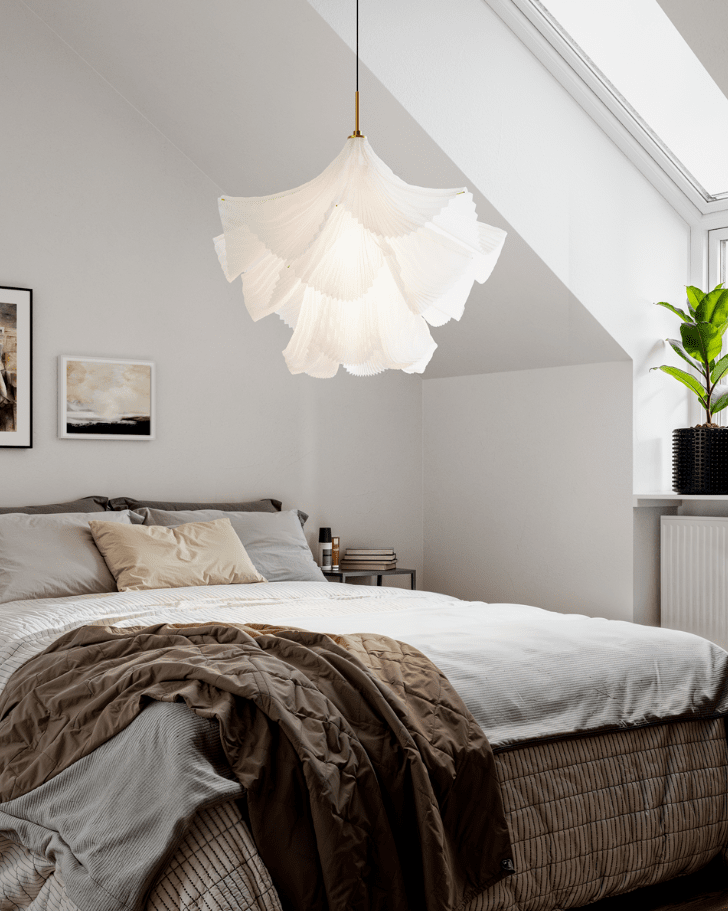 Juliette Ø75 Hvit Taklampe Fra By Rydéns - Takket v&aelig;re sin unike form og elegante detaljer er Juliette et utmerket valg for de som &oslash;nsker en taklampe som b&aring;de er vakker og gir den rette f&oslash;lelsen i rommet.