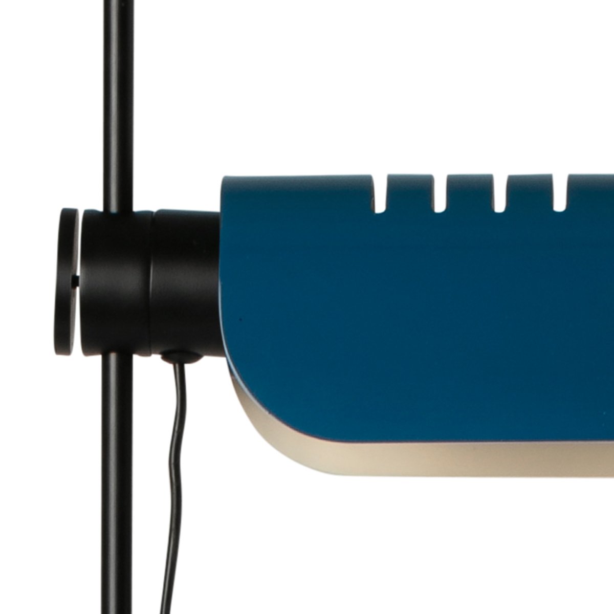 Martinica Blå gulvlampe Fra Faro Barcelona - Med en E27-sokkel og robust konstruksjon er Martinica b&aring;de stilig og praktisk &ndash; et perfekt valg for de som &oslash;nsker &aring; kombinere karakter, kvalitet og kreativ belysning.