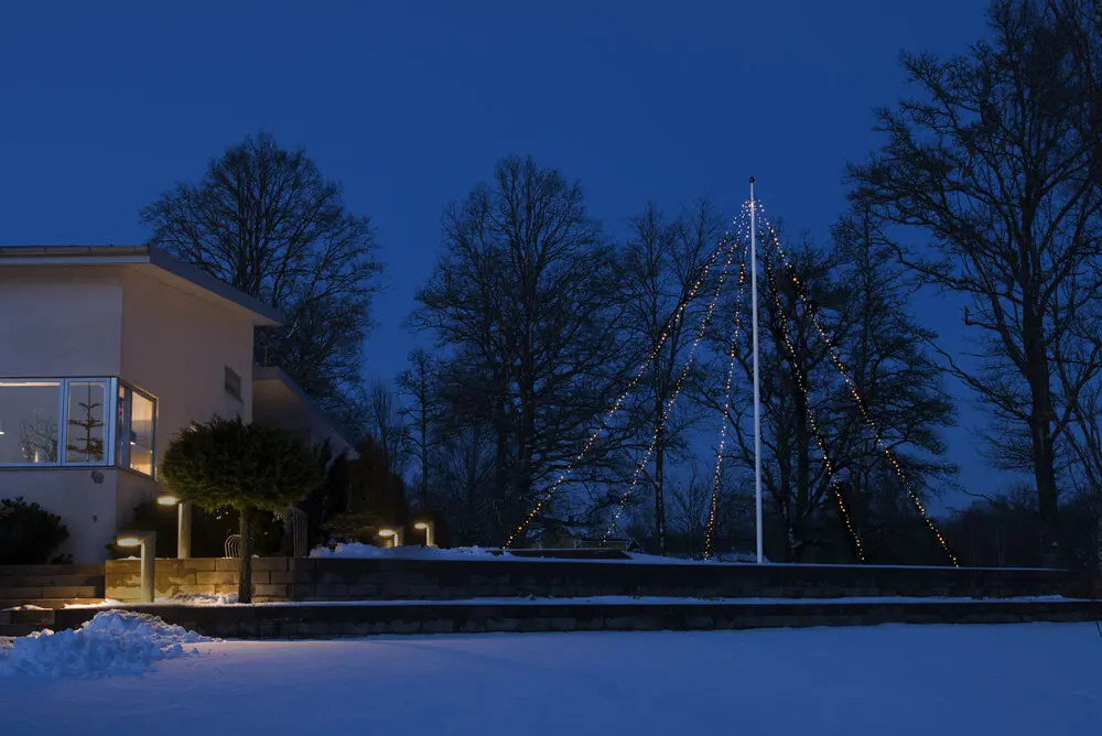 Flaggstangsbelysning Warm White10m Svart Fra Konstsmide - Flaggstangløkke med 5 løkker og 100 LED-lys i en varmhvit glød &ndash; perfekt for å lage et stemningsfullt juletre i hagen.