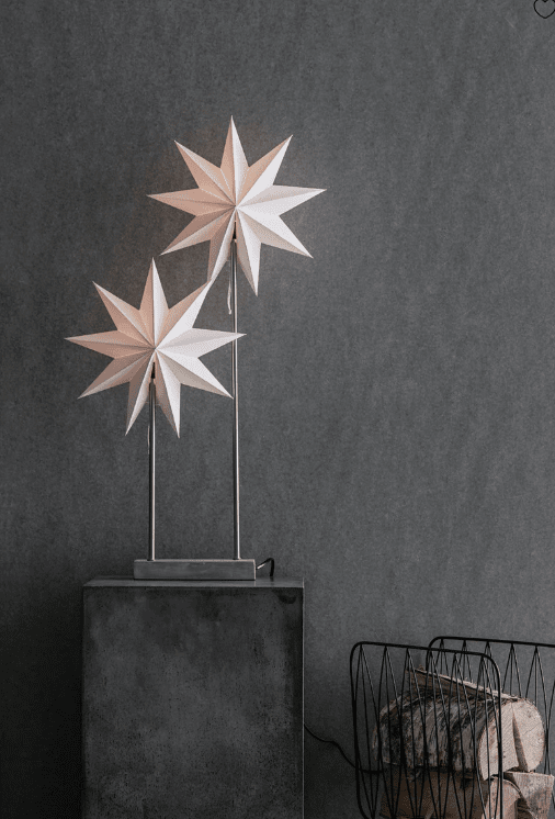 Duva Dobbel 80cm Hvit Fra Markslöjd - Med sitt moderne design og doble stjerner i forskjellige h&oslash;yder vil den v&aelig;re et perfekt innslag p&aring; bordet eller i vinduet i juletider.