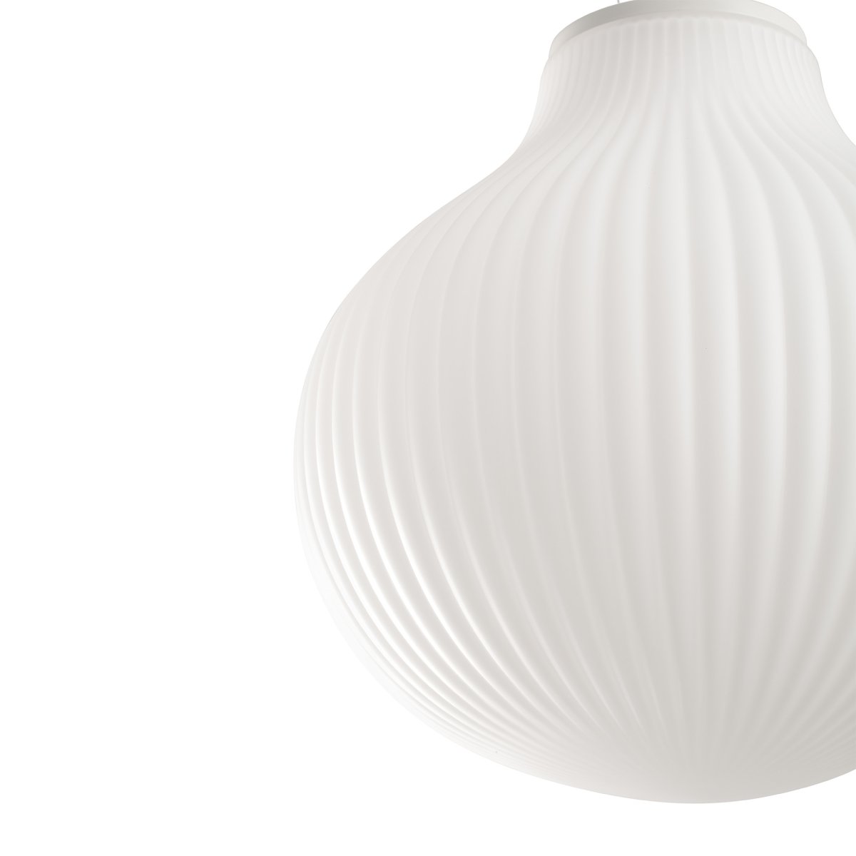 Isabelle Ø40 Hvit Taklampe Fra Faro Barcelona - Det opalhvite glasset sprer et varmt og behagelig lys, mens overflaten leker med skygger og skaper et livlig uttrykk.