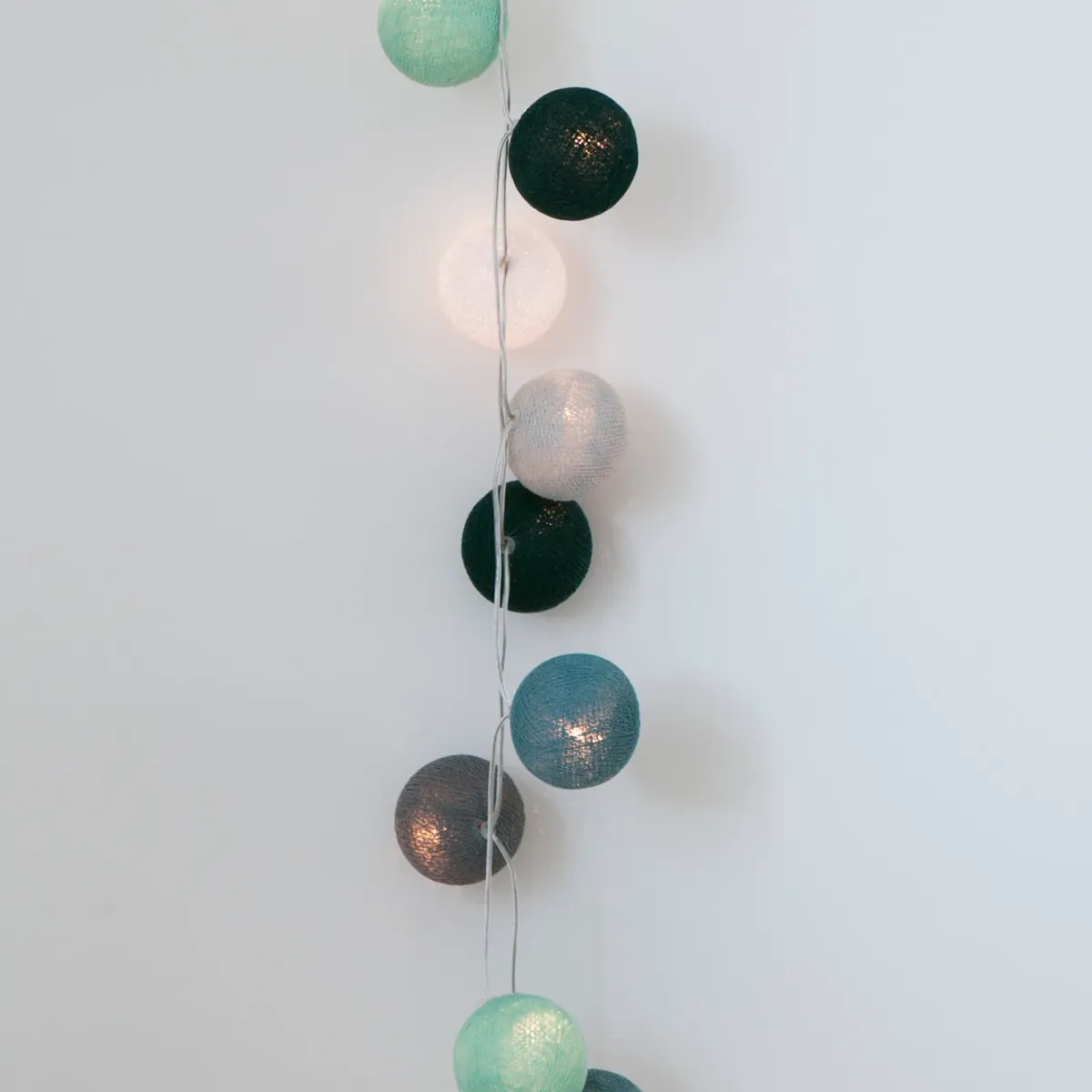 Irislights Cactus 35-lights Grønn Fra Irislights - Irislights Cactus er en dekorativ lyslenke med kuler i forskjellige nyanser av gr&oslash;nt, hvitt og gr&aring;tt som gir en koselig gl&oslash;d.