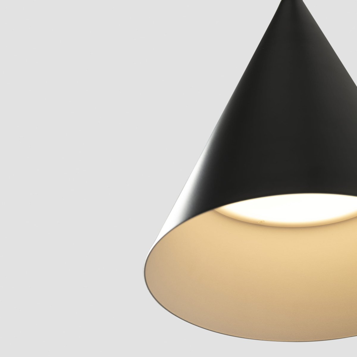 Lina Ø24 Svart Taklampe Fra Faro Barcelona - Det stilige designet passer perfekt i milj&oslash;er der du &oslash;nsker sofistikert, men diskret belysning &ndash; ideelt over bord, kj&oslash;kken eller i moderne loungemilj&oslash;er.