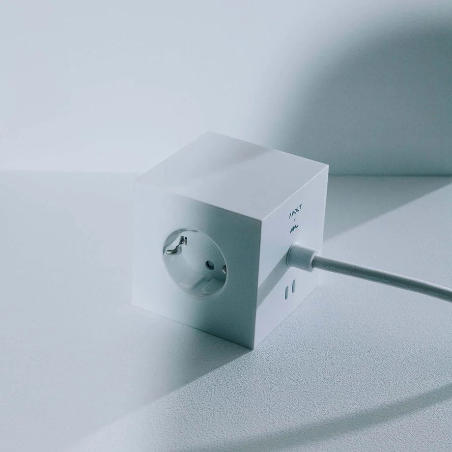 Square 1 with 30W Dual USBC & Magnetic base, 3m, Martinelli Luce edition Hvit Fra Avolt - Styreskinne fra Avolt med et stilig design med lang PVC-ledning, en kube laget av resirkulert plast og en magnetisk plate i bunnen slik at den kan henges p&aring; veggen.