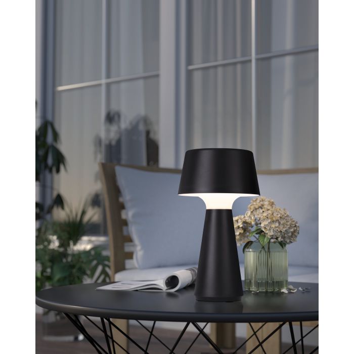 Huesa 30cm Svart Fra Eglo - Lampen er IP44-klassifisert og er derfor perfekt for b&aring;de innend&oslash;rs og utend&oslash;rs milj&oslash;er.