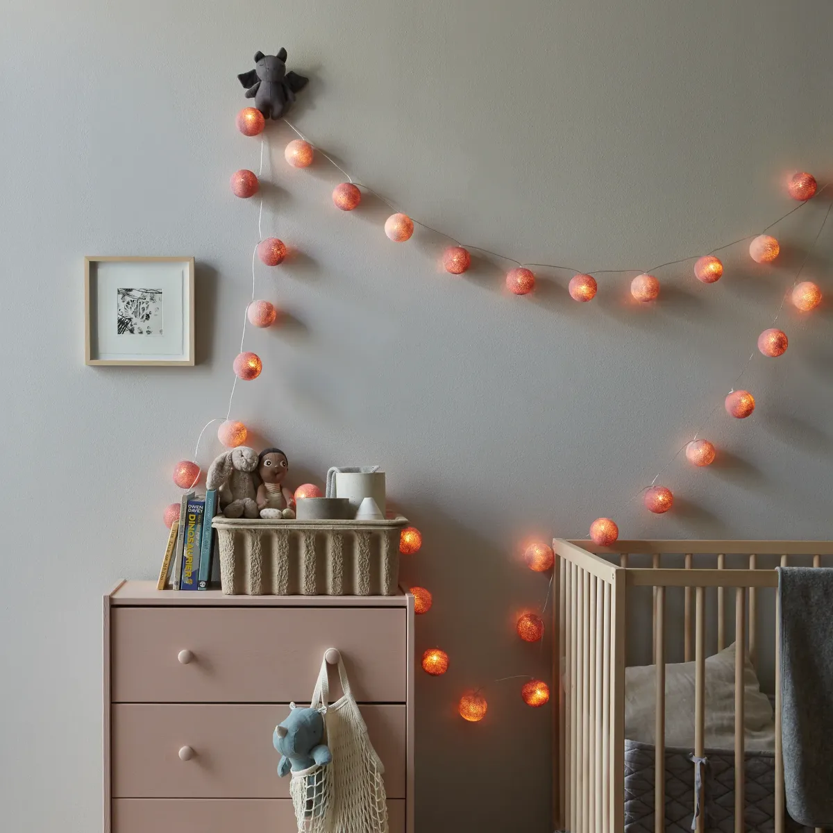 Irislights French rose 35-lights Rosa Fra Irislights - Lyslenken med fransk rose fra Irislights sprer en romantisk atmosf&aelig;re med sine to nyanser av rosa og koselig, varm gl&oslash;d.