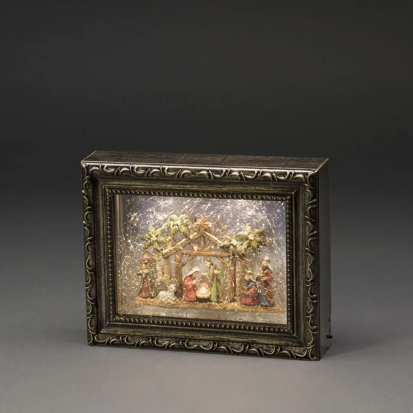 Vannfylt Lykt Med Bilderamme Brun Fra Konstsmide - Denne vannfylte lykten i form av en fotoramme skildrer en vakker julekrybbe med LED-belysning som skaper en myk og atmosf&aelig;risk gl&oslash;d.