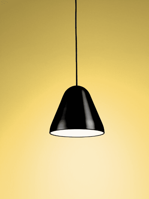 Enna Ø22 Svart Taklampe Fra Airam - Den avrundede formen gir et mykt og moderne uttrykk, mens den hvite diffuseren under lampeskjermen sprer lyset jevnt og stemningsfullt i rommet.