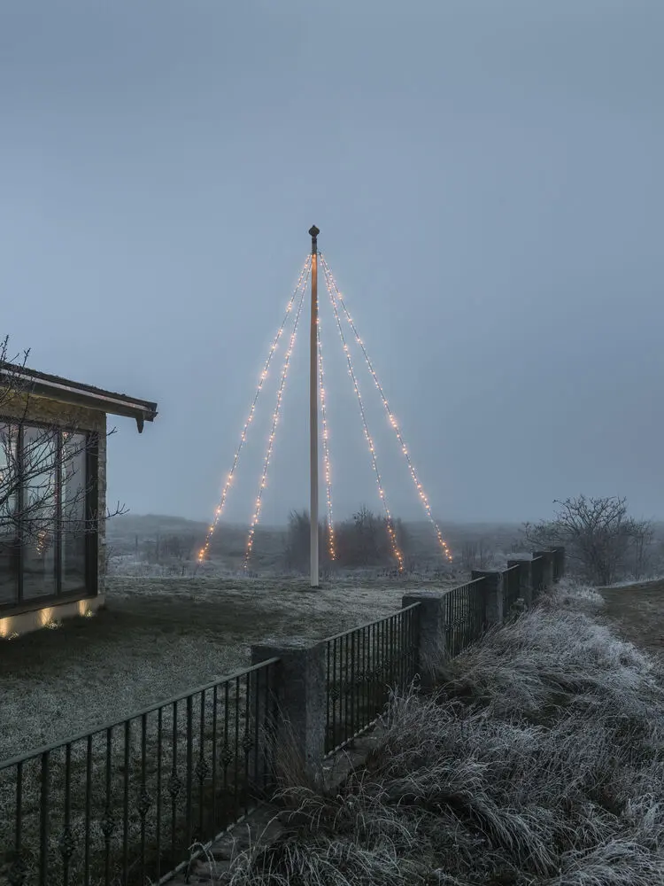 Flaggstangsbelysning amber 5m Svart Fra Konstsmide - Flaggsnor med 5 l&oslash;kker og 100 frostet ravgul LED-lys som skaper en elegant, vinterlig gl&oslash;d.
