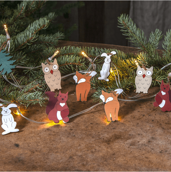 Lysslynge Forest Friends 1,8m Flerfarget Fra Star Trading - Lyssnor for innend&oslash;rs bruk dekorert med 10 trefigurer i vakre farger.