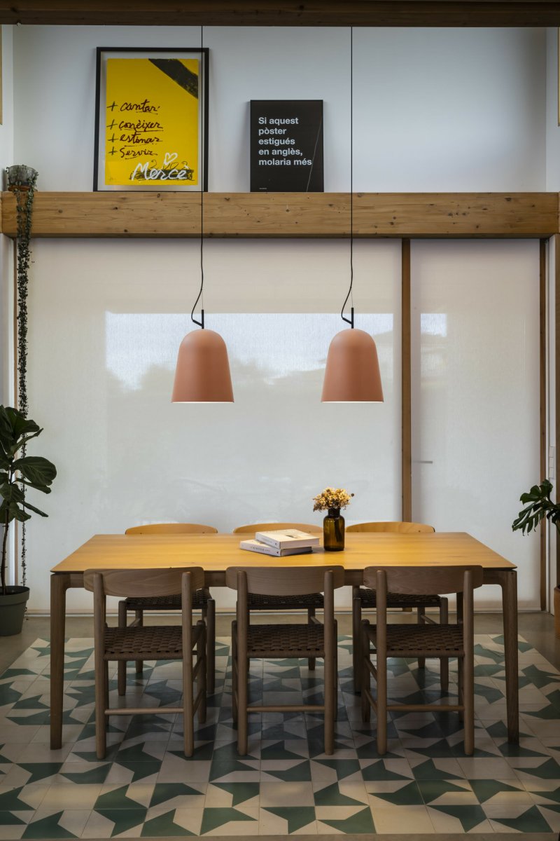 Studio Ø30 Rosa Taklampe Fra Faro Barcelona - Studio er en elegant pendellampe i rosa, designet av Nahtrang med inspirasjon fra de klassiske linjene fra 1950-tallet &ndash; tidl&oslash;s estetikk i en moderne vintage.