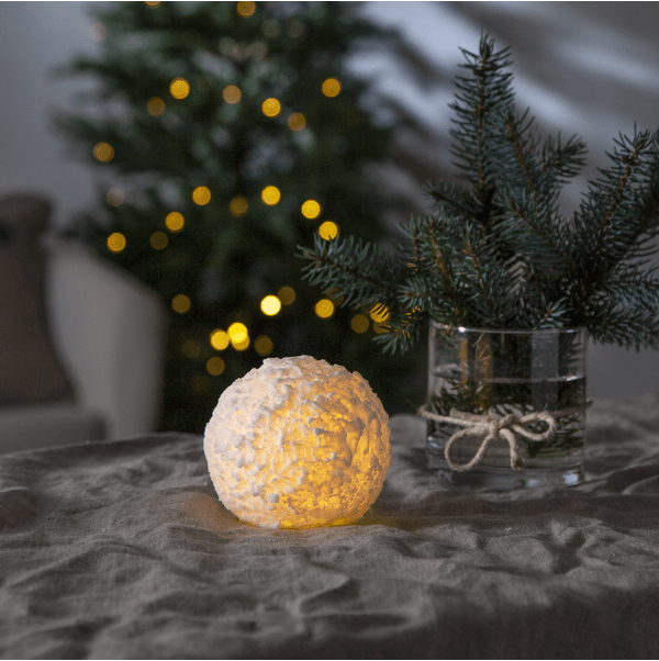 LED Lys Snowball Hvit Fra Star Trading - Vokslys i form av en sn&oslash;ball som skinner med en varm hvit gl&oslash;d.
