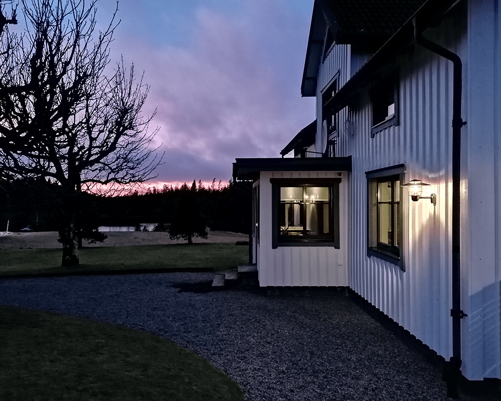 Arnäs Galvanisert stål utendørslampe Fra Westal - Arn&auml;s vegglampe er en stilig armatur med et allround lysm&oslash;nster og en klar glasskuppel som omgir lyskilden.