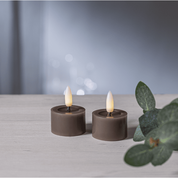 LED Telys Flamme Flow Brun Fra Star Trading - Lyset har en blank dip under flammen, denne overflaten ser ut som flytende voks, noe som gj&oslash;r lyset enda mer naturtro i kombinasjon med den naturtro Flamme-flammen i varmt hvitt lys.
