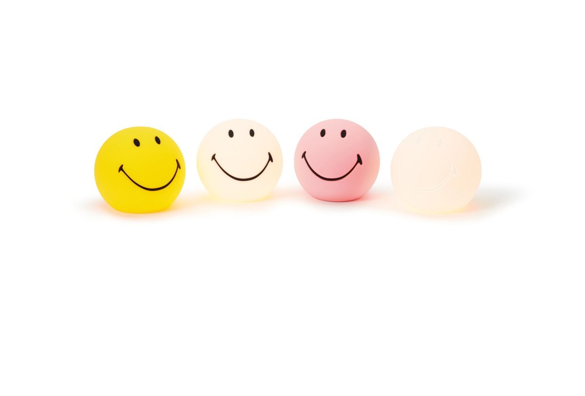Bundle of Light - Smiley Mini Rosa barnelampe Fra Mr Maria - Legg til litt lys og glede til dagen og hjemmet ditt med denne sjarmerende Smiley-lampen.