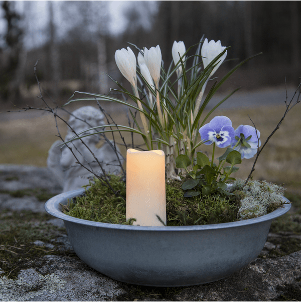 LED Gravlys Serene Hvit Fra Star Trading - Lyset skinner med en varmhvit LED og er batteridrevet.