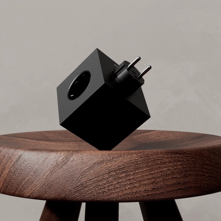 Square 2 Socket extender with 30W Dual USBC Svart Fra Avolt - Stikkontaktforlenger fra Avolt med stilig design med en kube laget av resirkulert plast og en magnetisk plate i bunnen slik at den kan henges p&aring; veggen.