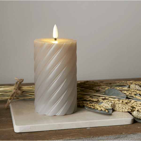 LED Blokklys Flamme Swirl Grå Fra Star Trading - Den naturtro flammen skinner med en varm hvit glød.