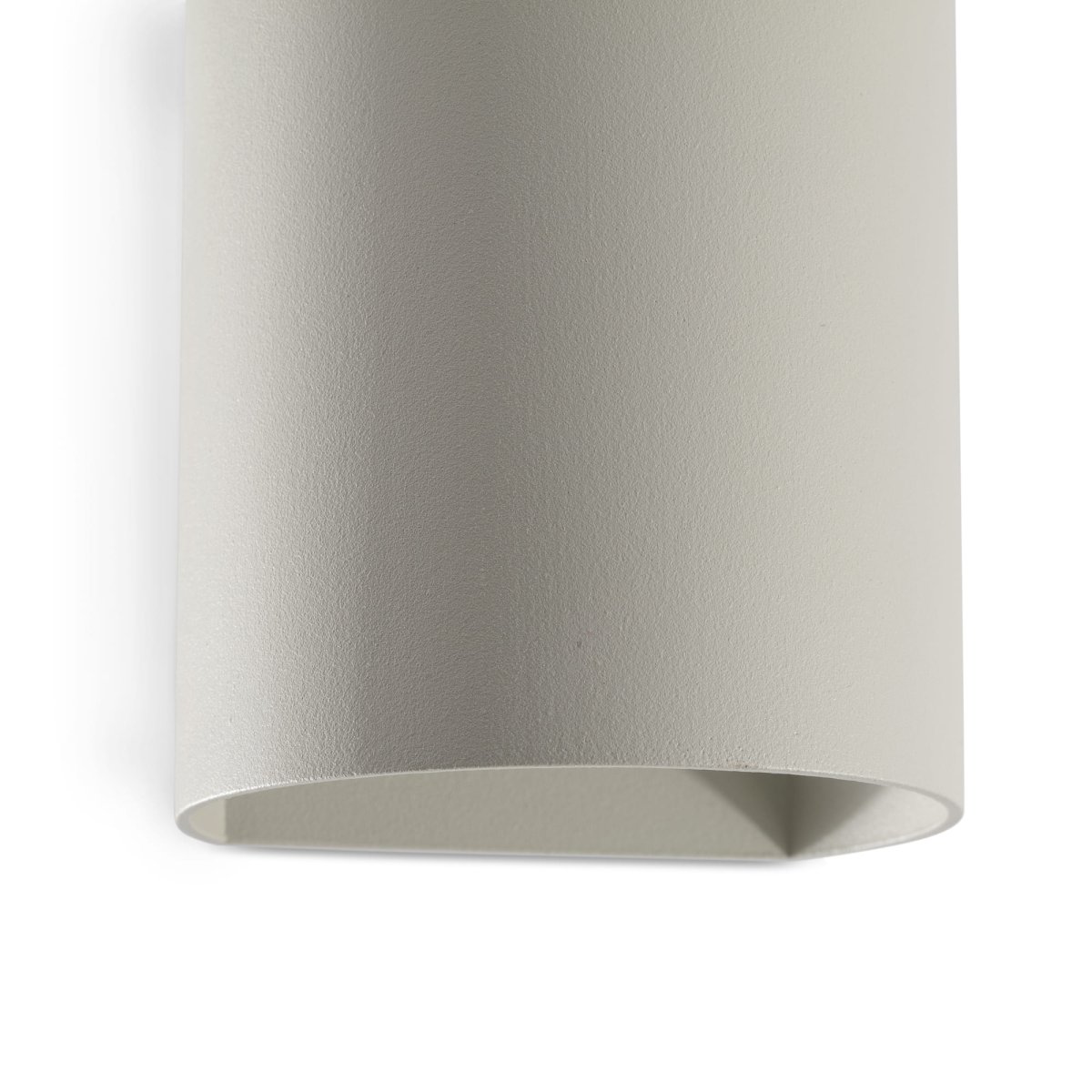Sole 10cm Grå vegglampe Fra Faro Barcelona - Den er tilgjengelig i to st&oslash;rrelser og kan gi lys i &eacute;n eller to retninger, noe som gj&oslash;r den ideell for ganger, trapper og mindre rom.