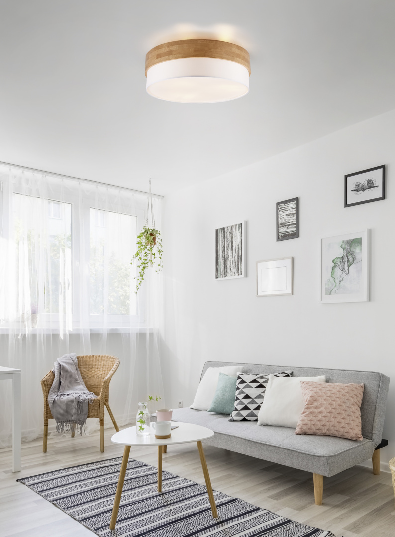 Seasons Ø50 Hvit plafond Fra Trio Lighting - Seasons taklampe kombinerer enkle former med naturlige materialer og skaper en harmonisk og innbydende atmosf&aelig;re.