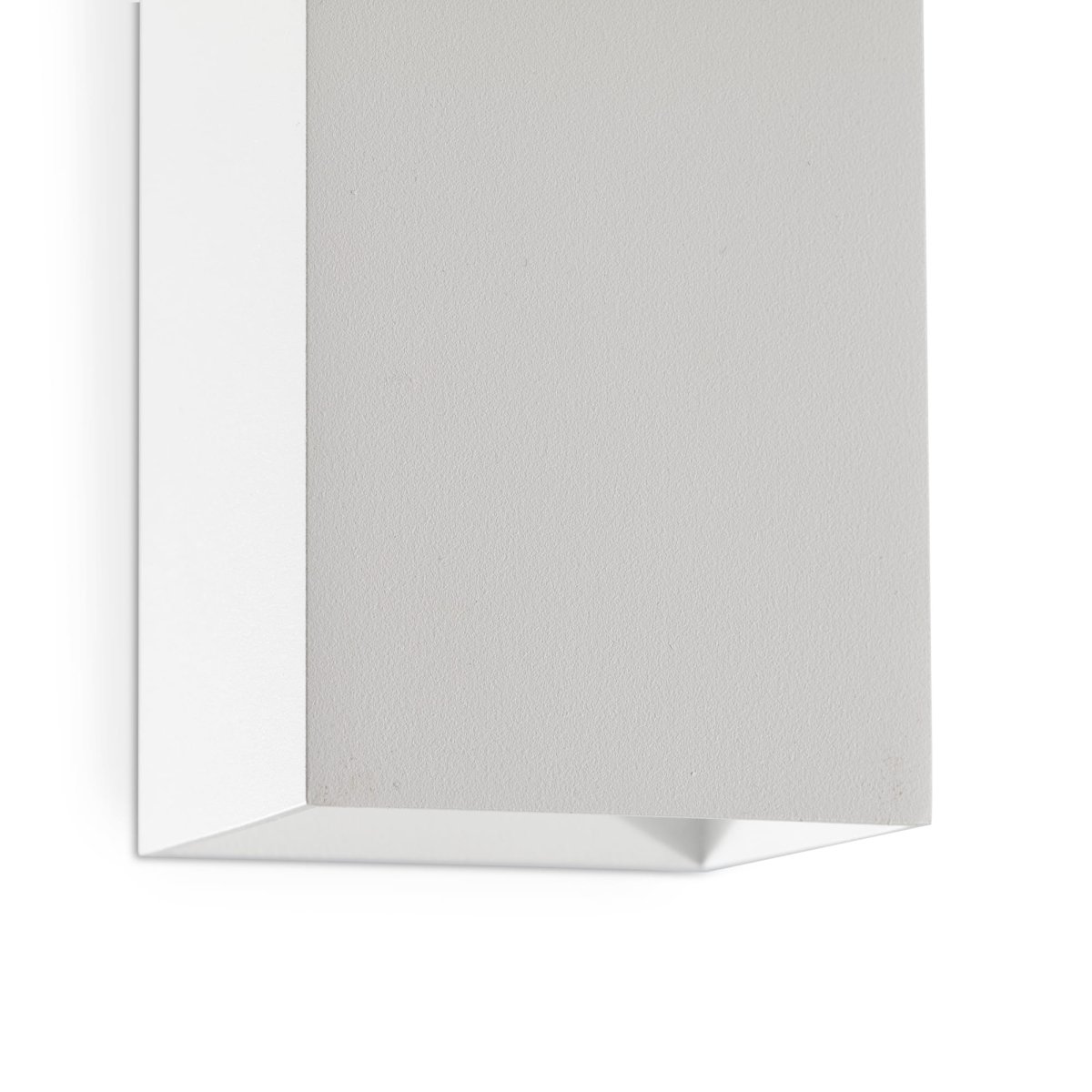 Lune 10cm Hvit vegglampe Fra Faro Barcelona - Lune er en firkantet vegglampe med en matt hvit overflate som passer perfekt i ganger, korridorer og andre passasjer.