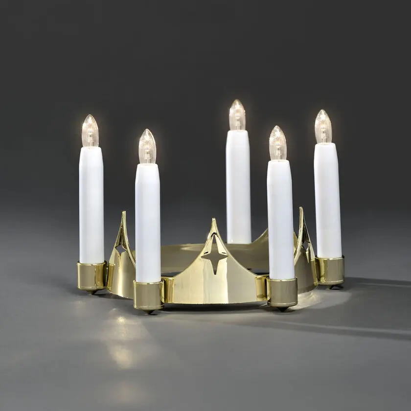 Luciakrone Gull Fra Konstsmide - Tradisjonell lucia-lysekrone i gullfarget plast med 5 hvite LED-lys som sprer en varm og atmosf&aelig;risk gl&oslash;d.