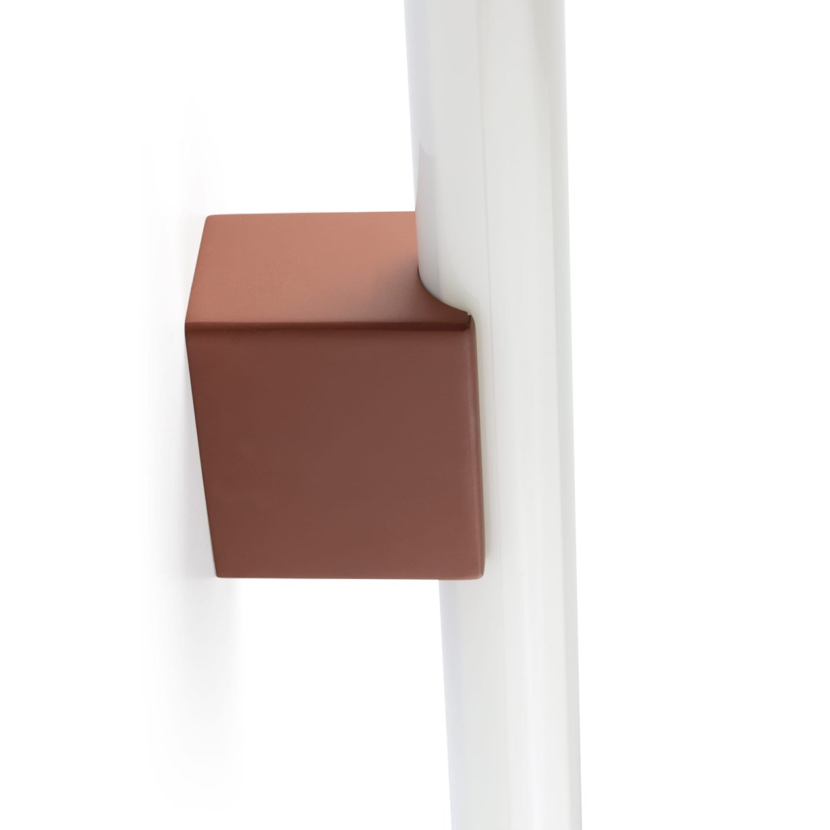 Calma 50cm Terrakotta baderomslampe Fra Faro Barcelona - Calma er en vegglampe i terrakottafinish, perfekt for generell belysning i f.