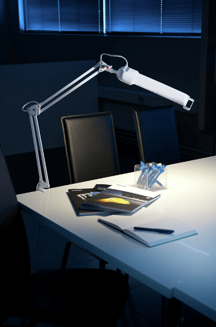 Campus Hvit klemmelampe Fra Airam - En klassisk skrivebordsarmatur med LED-lampe for kontoret, hjemmekontoret eller skolepulten.