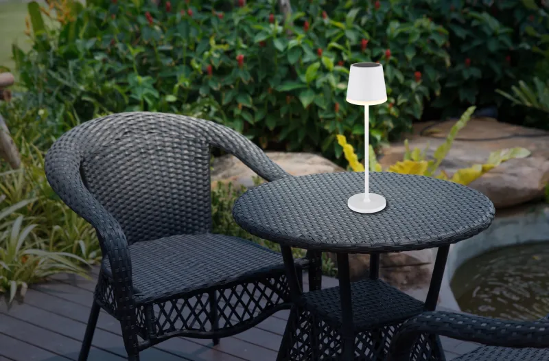 Bordslampa LED Hvit solcellelampe Fra Globo Lighting - Den diskreta designen sm&auml;lter in i alla milj&ouml;er och med IP44-klassning &auml;r den t&aring;lig mot v&auml;der och vind.