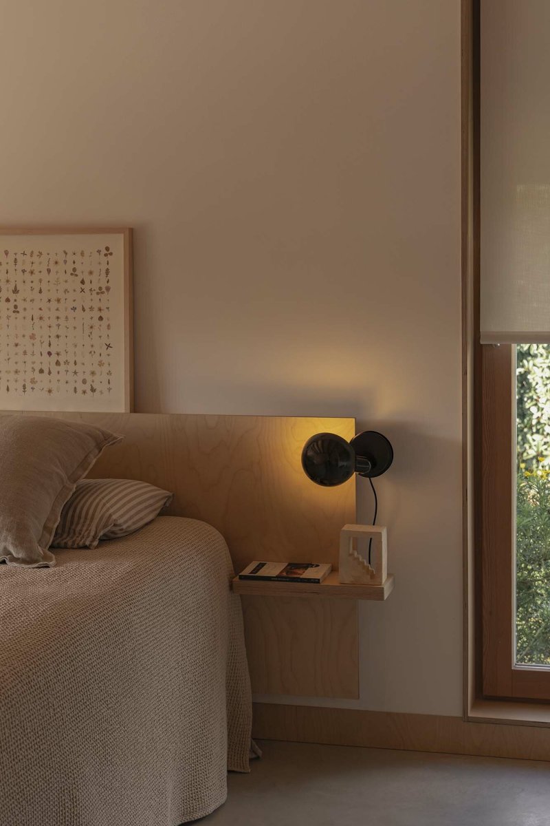 Bela 24cm Svart skrivebordslampe Fra Faro Barcelona - Takket v&aelig;re den smarte klemmefunksjonen kan den enkelt festes til hodegavler, hyller eller skrivebord &ndash; perfekt for b&aring;de arbeid og avslapning.