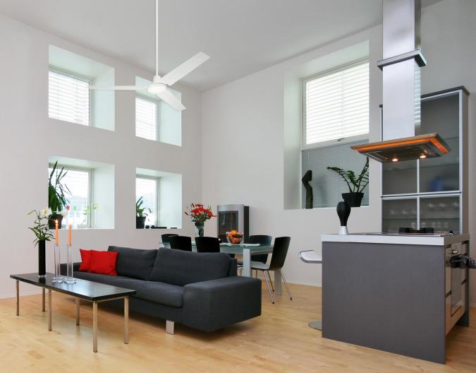 Industrial Ø142 Hvit Fra Westinghouse - Viften er kompatibel med fjernkontroll (kj&oslash;pes separat og kan ikke kombineres med veggbryteren) og kan installeres i skr&aring;tak med en helning p&aring; opptil 18&deg;.