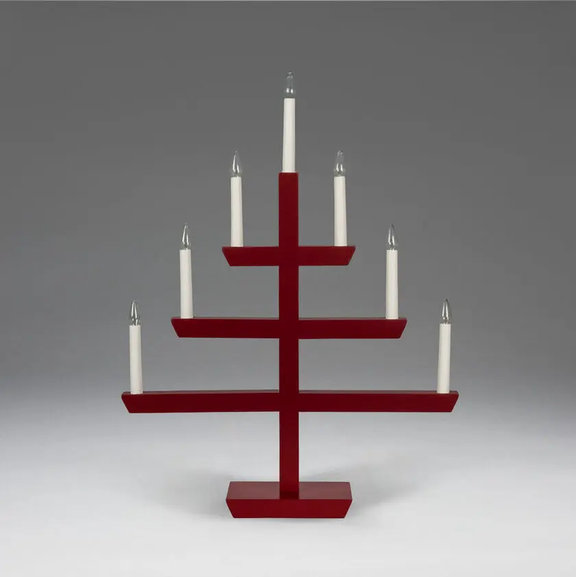 Wooden Candelabra 7 Lights RØD Fra Konstsmide - En tidl&oslash;s interi&oslash;rdetalj som sprer en varm gl&oslash;d og passer perfekt i vinduet i adventstiden, eller som stemningsbelysning &aring;ret rundt.
