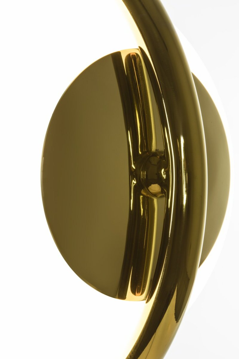 Le Vita Gull gulvlampe Fra Faro Barcelona - Le Vita er en designserie fra Nahtrang som kjennetegnes av sin elegante enkelhet.
