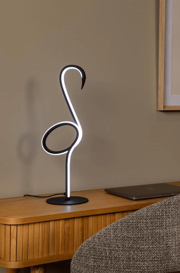 Flamingo 50cm Svart bordlampe Fra Lucide - Denne moderne bordlampen kombinerer stil og funksjonalitet med en integrert dimbar LED-lyskilde og RGB-fargebelysning.