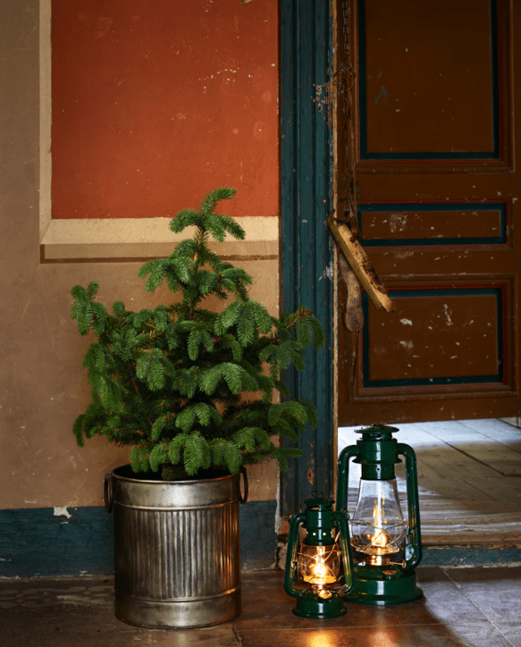 Storm Lantern small Grønn Fra Strömshaga - En parafinlampe i klassisk design som blir en fin interi&oslash;rdetalj og gir en vakker gl&oslash;d b&aring;de ute og inne.