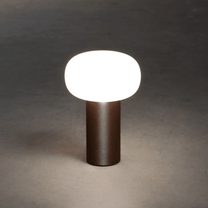 Antibes 20cm Rust bærbar Fra Konstsmide - Antibes er en moderne oppladbar bordlampe for utendørs bruk med mange funksjoner.