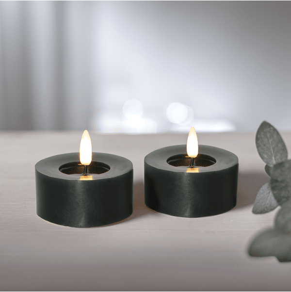 LED Telys Flamme Flow Grønn Fra Star Trading - Lyset har en blank dip under flammen, denne overflaten ser ut som flytende voks, noe som gj&oslash;r lyset enda mer naturtro i kombinasjon med den naturtro Flamme-flammen i varmt hvitt lys.