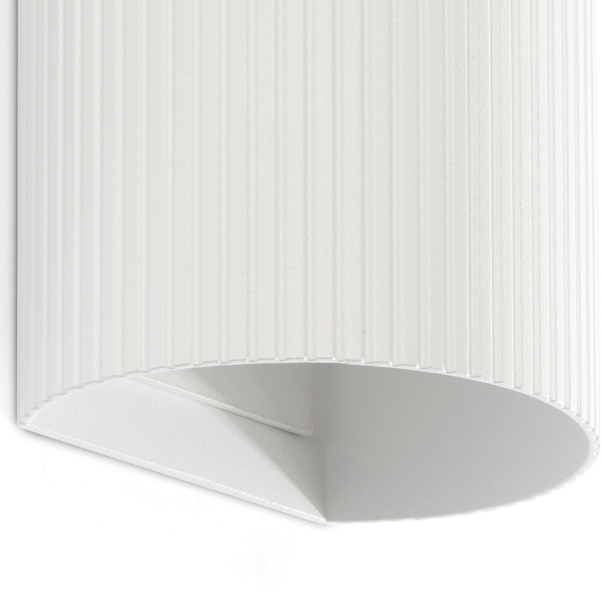 Sole 15cm Hvit rillet vegglampe Fra Faro Barcelona - Den er tilgjengelig i to st&oslash;rrelser og kan avgi lys i &eacute;n eller to retninger, noe som gj&oslash;r den ideell for ganger og mindre rom.