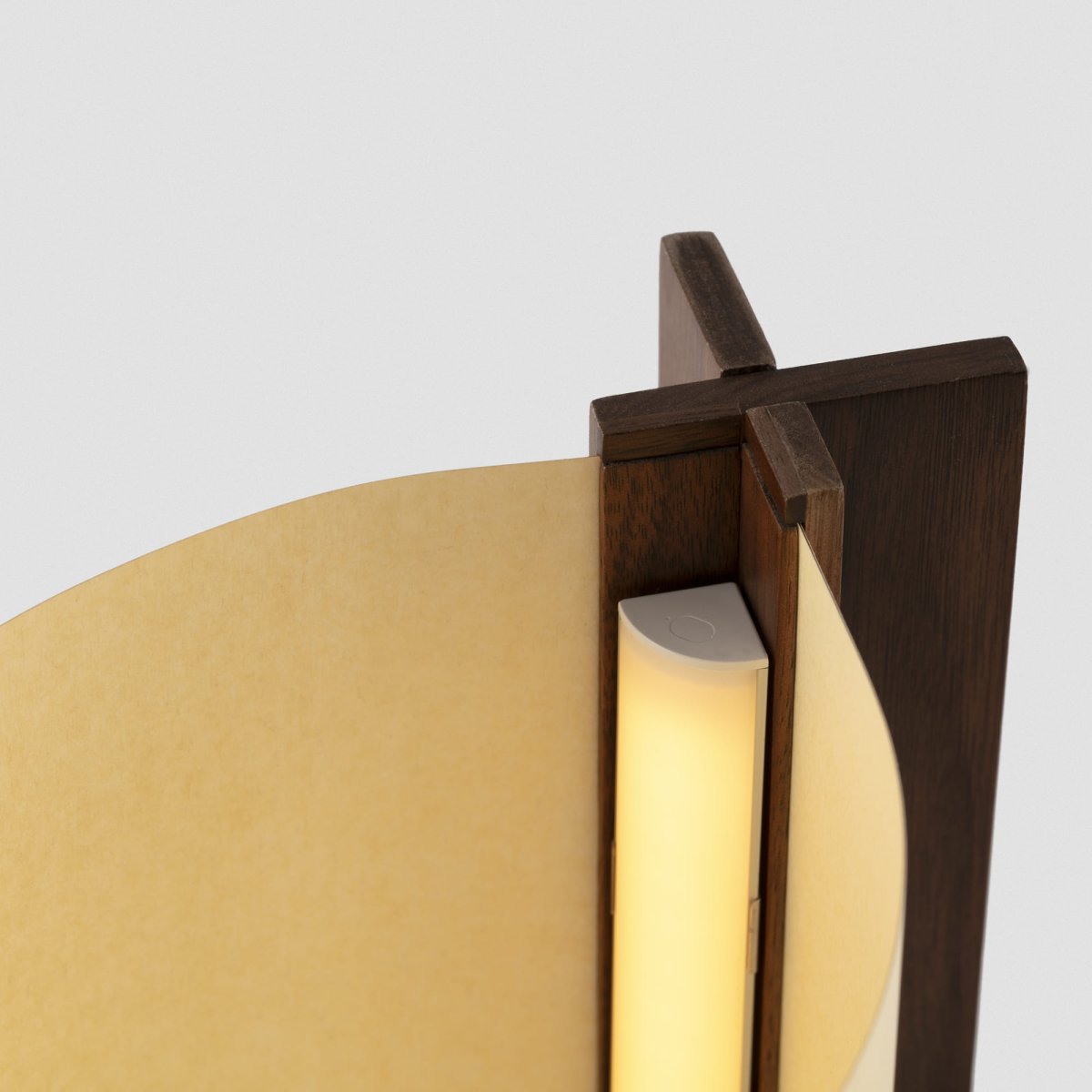 Cata 25cm Valnøtt bordlampe Fra Faro Barcelona - Cata er et bevisst valg for de som &oslash;nsker &aring; kombinere stil, kvalitet og hensyn til planeten.