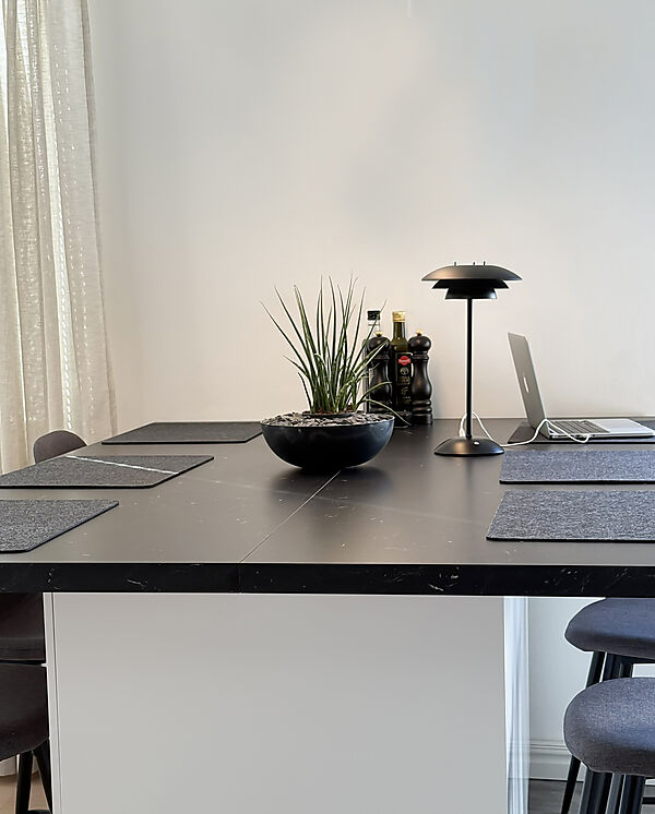 Epsilon 37cm Svart bærbar Fra Aneta Lighting - Epsilon er en elegant, b&aelig;rbar bordlampe for innend&oslash;rs bruk med et tidl&oslash;st design og en ber&oslash;ringsdimmer som er diskret plassert p&aring; sokkelen.