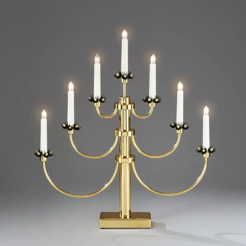 Candelabra 7 Lights Messing Fra Konstsmide - Det klassiske designet med sine syv lys og dekorative detaljer gir et tidl&oslash;st og luksuri&oslash;st preg.