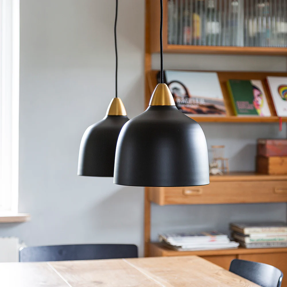 Urban Ø24 Svart Taklampe Fra Superliving - Med sin unike form og materialer av h&oslash;y kvalitet er Urban ikke bare en belysningsl&oslash;sning &ndash; det blir et designikon i interi&oslash;ret ditt.