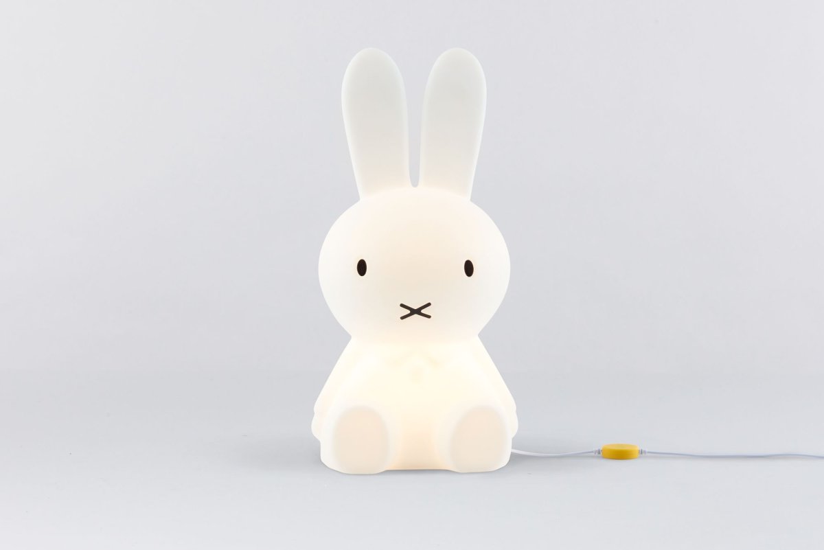 Miffy Star Light Hvit barnelampe Fra Mr Maria - Miffy, kjent og elsket for sine historier og sitt stilige uttrykk, blir en unik og beroligende detalj i rommet.