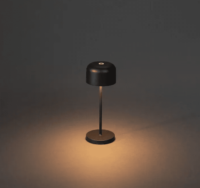 Lille 20cm Svart bærbar Fra Konstsmide - Lampen er utstyrt med en berøringsdimmer slik at du kan justere lysstyrken og fargetemperaturen fra varmt gult til varmt hvitt lys.