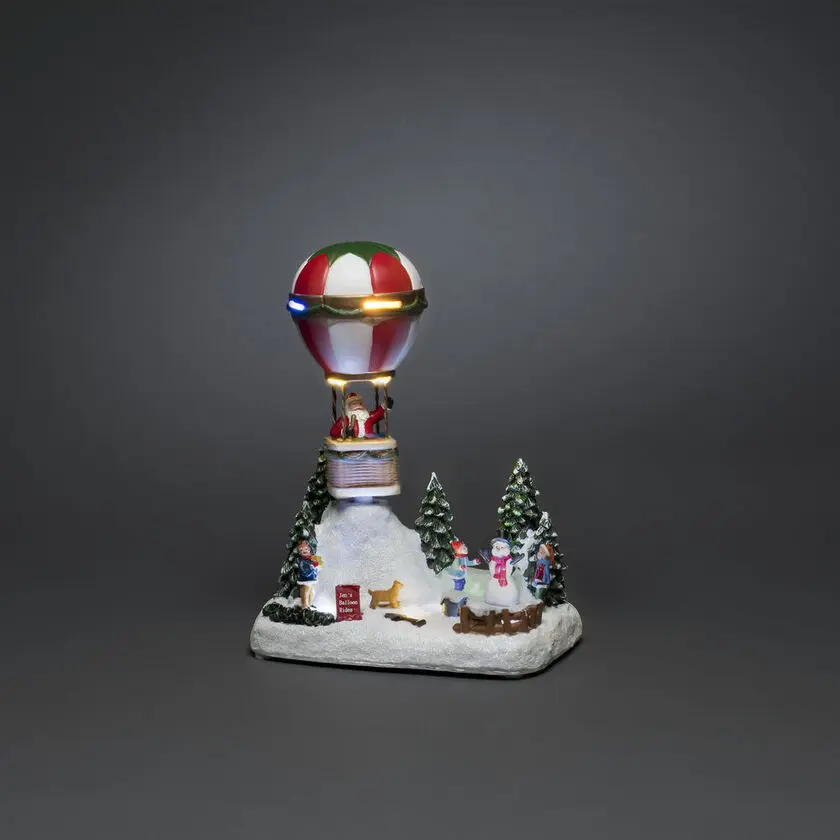 Mekanisk Juledekorasjon Med Luftballong Flerfarget Fra Konstsmide - La julen ta fart med denne fantasifulle mekaniske julepynten &ndash; en luftballong med julenissen i ferd med &aring; sveve over et vinterlandskap!