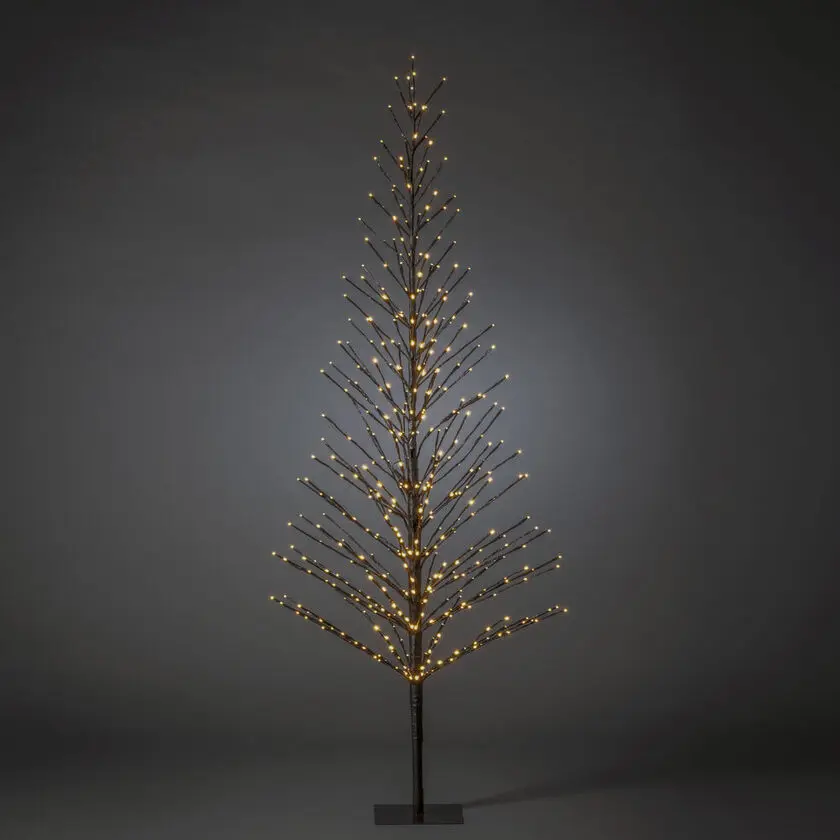 Svart Tre 210cm Svart Fra Konstsmide - Et elegant svart dekorativt tre som lyser opp vinteren med 504 varme ravfargede LED-lys i jevn og ildflueeffekt.