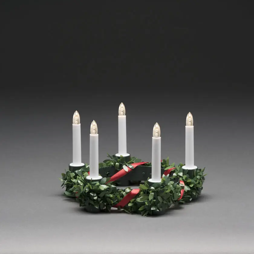 Luciakrone Med Dekorasjon Grønn Fra Konstsmide - Tradisjonell lucia-lysekrone med gr&oslash;nn krans, r&oslash;dt dekorativt b&aring;nd og 5 varmhvite LED-lys.