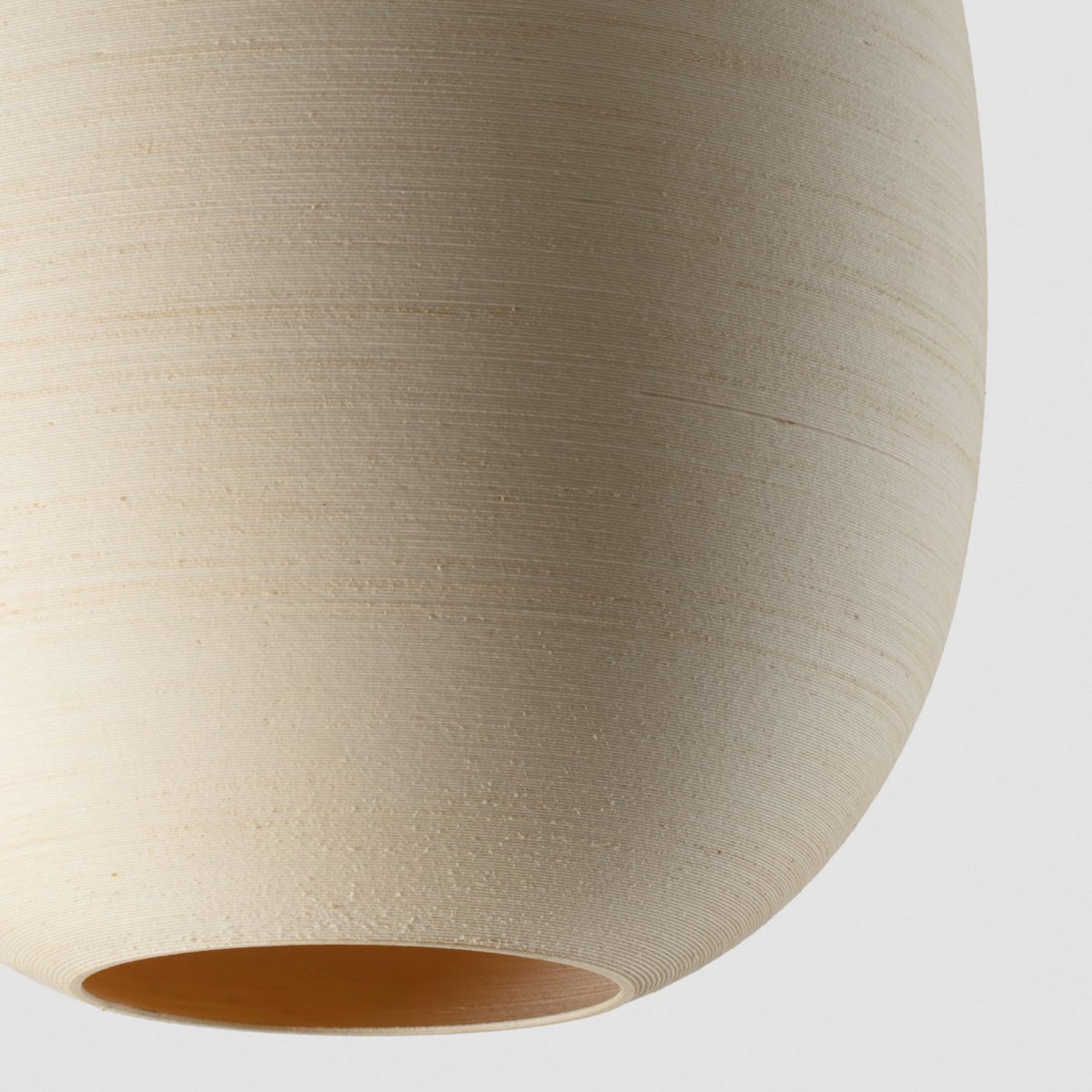 Tierra Ø47 Beige Taklampe Fra Faro Barcelona - Tierra 470 er en pendellampe designet av H&eacute;ctor Serrano, laget med 3D-printet PLA og resirkulert furucellulose &ndash; et bioplastmateriale med en unik, uregelmessig tekstur.