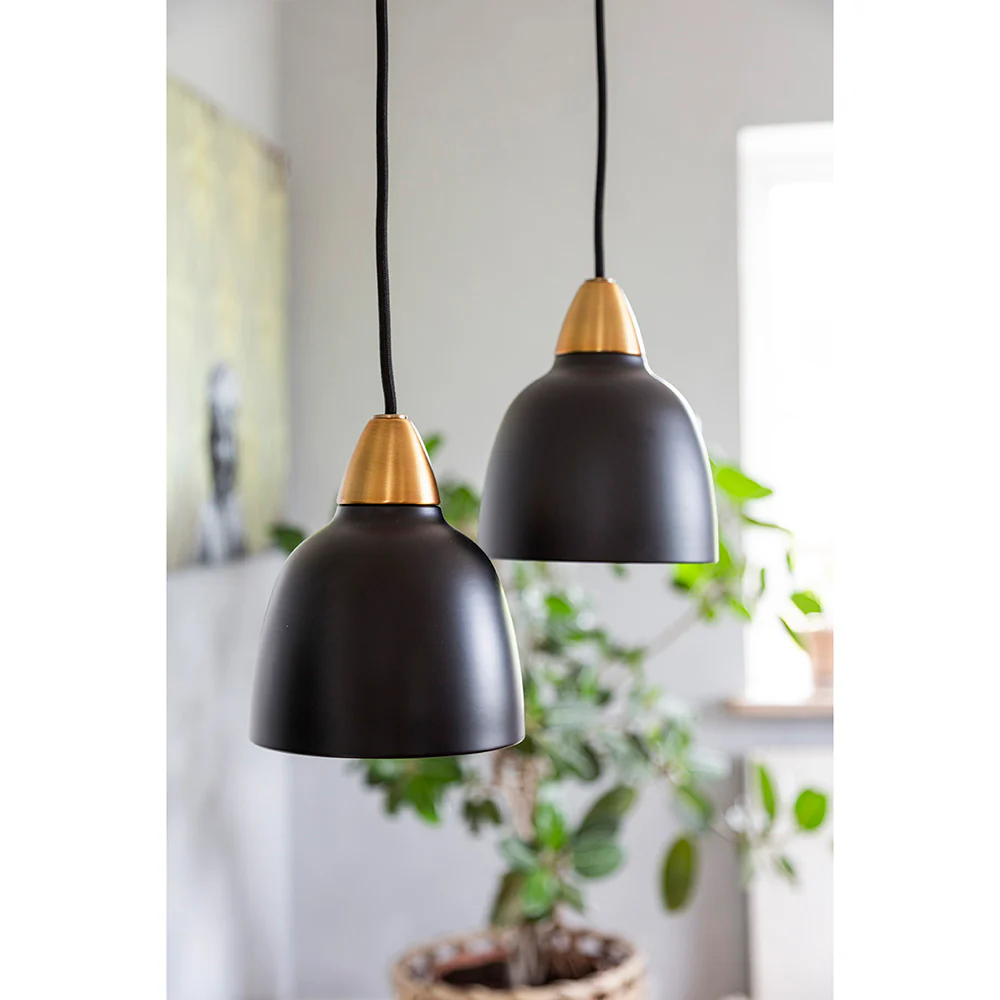 Urban Mini Ø15 Svart Taklampe Fra Superliving - Til tross for sin mindre st&oslash;rrelse, leverer Urban Mini en imponerende lysspredning og fungerer like godt over kj&oslash;kkenbenken som i en koselig salong.